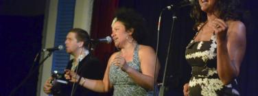 Vika-Linda-Caravan-10-06-12