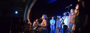 Hat Fitz and Cara with choir at the Caravan Music Club 25/01/26