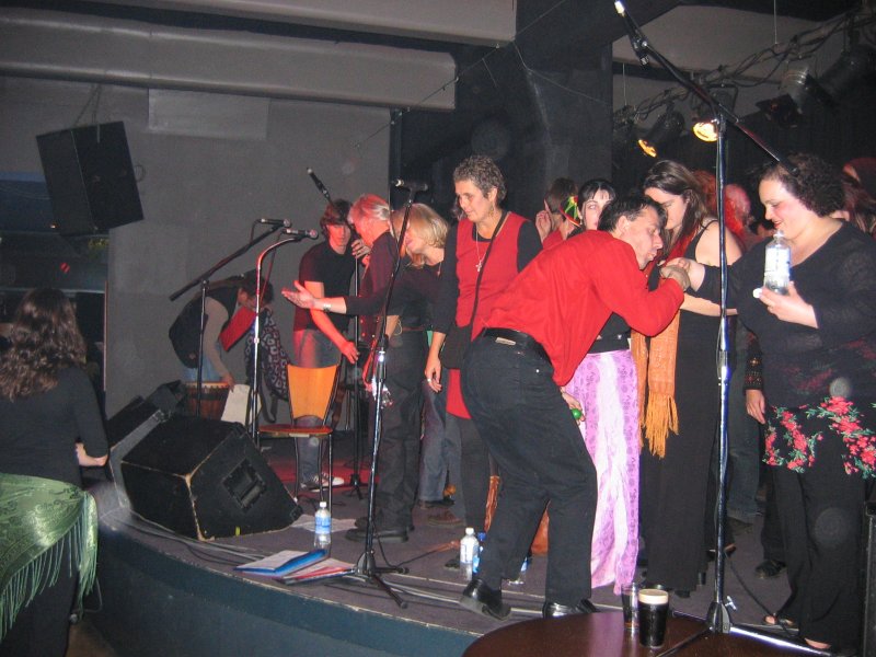 prayerbabieschoir260904_005