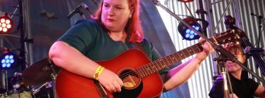 Brooke Russell and the Mean Reds at Out on the Weekend 2021