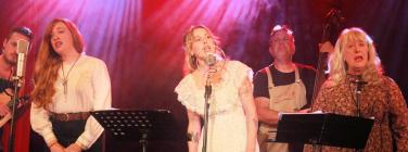 Tracy & Loretta Miller and Freya Josephine Hollick at Memo Music Hall 15/05/22