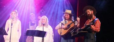 Collingwood Casanovas with Tracy, Loretta and Freya at Memo Music Hall 15/05/22