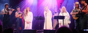 Collingwood Casanovas with Tracy, Loretta and Freya at Memo Music Hall 15/05/22