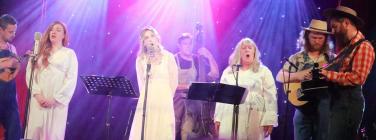 Collingwood Casanovas with Tracy, Loretta and Freya at Memo Music Hall 15/05/22