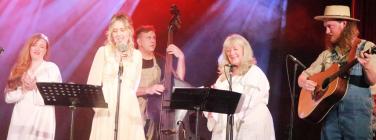 Collingwood Casanovas with Tracy, Loretta and Freya at Memo Music Hall 15/05/22