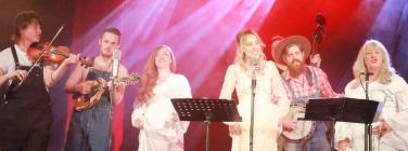 Collingwood Casanovas with Tracy, Loretta and Freya at Memo Music Hall 15/05/22