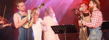 Collingwood Casanovas with Tracy, Loretta and Freya at Memo Music Hall 15/05/22