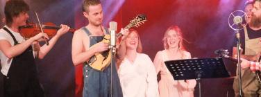 Collingwood Casanovas with Tracy, Loretta and Freya at Memo Music Hall 15/05/22