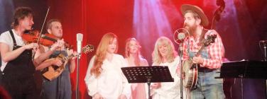 Collingwood Casanovas with Tracy, Loretta and Freya at Memo Music Hall 15/05/22