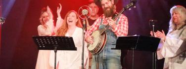 Collingwood Casanovas with Tracy, Loretta and Freya at Memo Music Hall 15/05/22