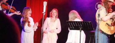Collingwood Casanovas with Tracy, Loretta and Freya at Memo Music Hall 15/05/22